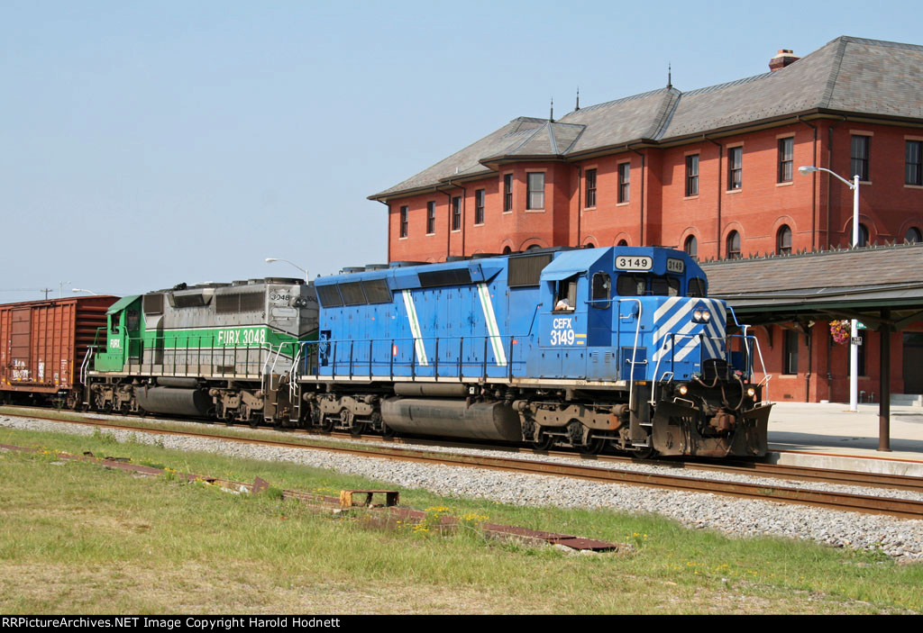 CEFX 3149 leads FURX 3048 and train Q446 northbound